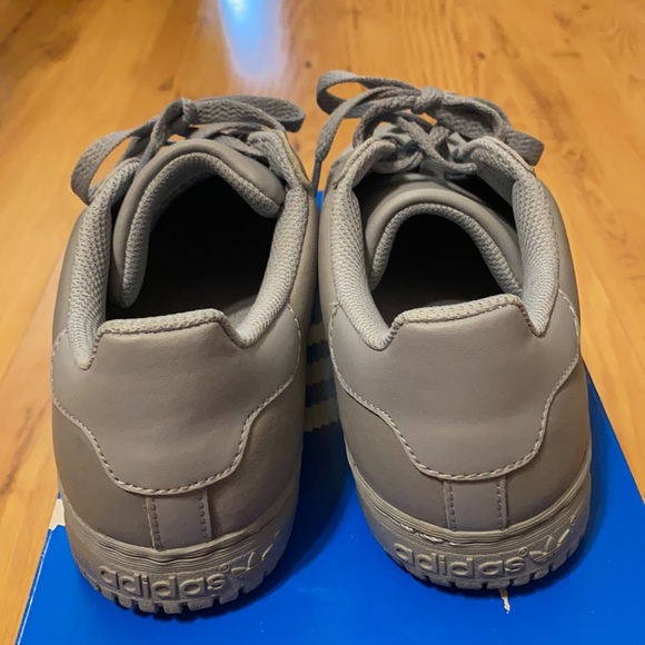 AUTH Yeezy Calabasas tennis shoes - Picture 3 of 4